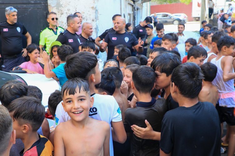 Diyarbakır'da polisten sıcaklardan bunalan çocuklara dondurma ikramı